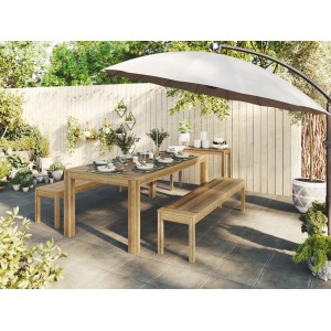 Prostokątny stół ogrodowy Murrigal (100x40cm) z ławkami i parasolem w ogrodzie.