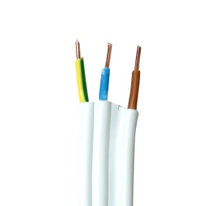 Biały kabel elektryczny z trzema kolorowymi żyłami (zielono-żółta, niebieska, brązowa).