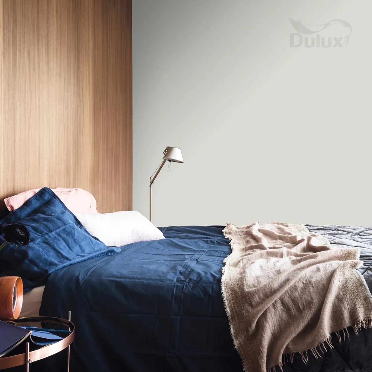 Farba do ścian w sypialni, odcień t.b.t. firmy Dulux. Kolorowe farby do ścian.