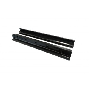 Zbliżenie czarnych profili t.b.t. do systemów fotowoltaicznych.