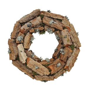 Dekoracyjny wieniec z kory drzewa i mchu do użytku wewnętrznego.