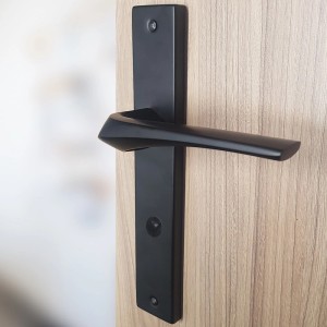 Czarna klamka do drzwi na drewnianych drzwiach, model t.b.t.