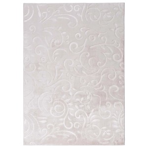 Beżowy dywan z długim włosiem i kwiatowym wzorem.