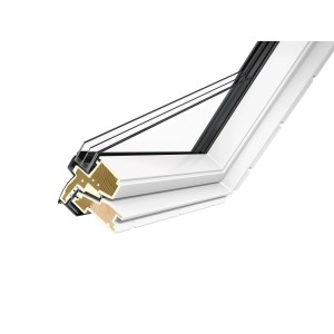 Zbliżenie białego okna dachowego pokazujące konstrukcję i szkło.
