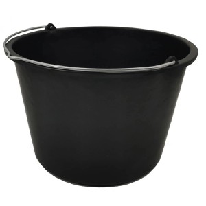 Czarna kuweta murarska t.b.t. z metalowym uchwytem.