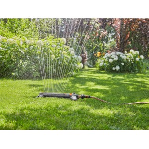 Zraszacz prostokątny Gardena AquaZoom L nawadnia trawnik w ogrodzie.