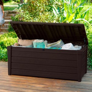 Otwarty pojemnik na poduszki Keter Brightwood 455 l w kolorze taupe z poduszkami.