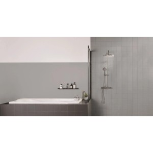 Nowoczesna łazienka z szarymi płytkami, wanną i prysznicem. Idealna do t.b.t.