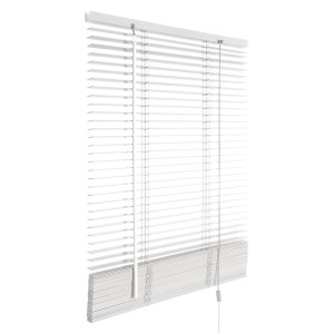 Biała żaluzja z poziomymi lamelami do okien.