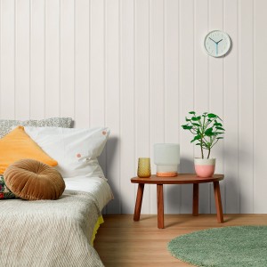 Scena mieszkalna z panelami ściennymi, łóżkiem i stolikiem nocnym z elementami dekoracyjnymi.