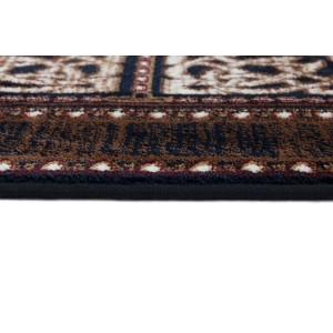 Zbliżenie dywanu z krótkim włosiem w brązowe i beżowe wzory.