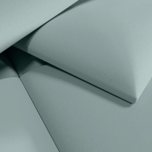 Zbliżenie paneli ściennych t.b.t. w delikatnym odcieniu niebieskiego.