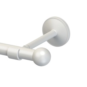 Zbliżenie białego karnisza z gałką końcową i uchwytem ściennym.