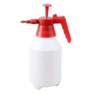 Opryskiwacz ciśnieniowy z czerwonym uchwytem i białym pojemnikiem do ogrodu i pielęgnacji roślin.