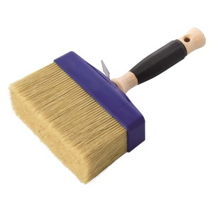 Szeroki pędzel malarski z drewnianą rączką i niebieską oprawką. Idealny do malowania dużych powierzchni.