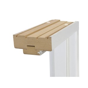 Zbliżenie białej ościeżnicy drzwiowej (t.b.t.) z teksturą drewna.