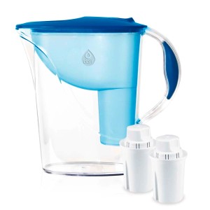 Dzbanek filtrujący wodę z niebieskimi akcentami i dwa wkłady filtrujące jako akcesoria kuchenne.