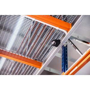 t.b.t. Czujnik ruchu przymocowany do półki.