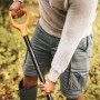 Mężczyzna używa szpadla Fiskars w ogrodzie. Narzędzie ogrodowe z pomarańczową rączką.