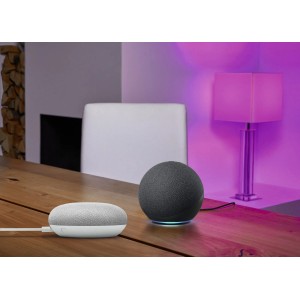 Inteligentna żarówka LED Osram GU10 ze zmianą koloru i dwa urządzenia smart home na stole.