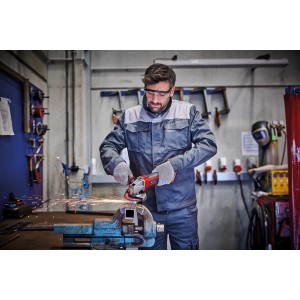 Szlifierka kątowa akumulatorowa Einhell TE-AG 18/115 Q Li-Solo w użyciu podczas szlifowania metalu.