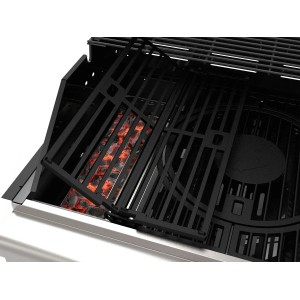 Zbliżenie grilla gazowego z rusztem i żarzącymi się węglami.