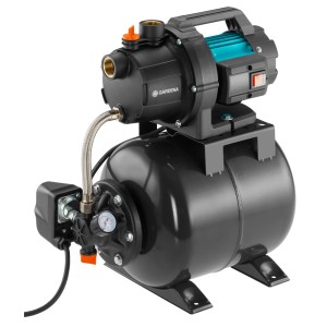 Hydrofor Gardena ze zbiornikiem ciśnieniowym do nawadniania ogrodu i zaopatrzenia w wodę w gospodarstwie domowym.