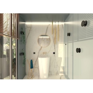 Nowoczesna łazienka z wolnostojącą umywalką, lustrem i złotymi akcentami.