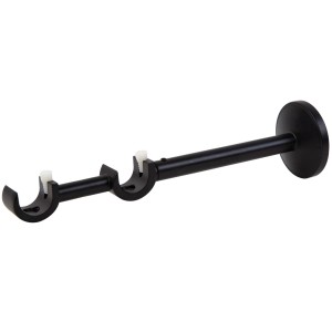 Czarny, potrójny karnisz do montażu ściennego.