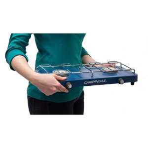 Niebieska kuchenka kempingowa z dwoma palnikami, trzymana w rękach.