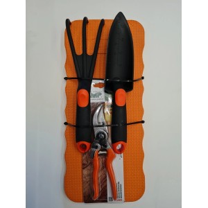 Zestaw narzędzi ogrodowych t.b.t.: grabie, łopatka i sekator do prac ogrodowych.