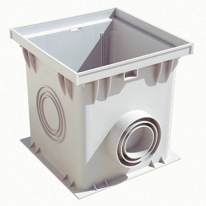 Szary korpus odpływowy t.b.t. do odwadniania liniowego z bocznymi przyłączami.