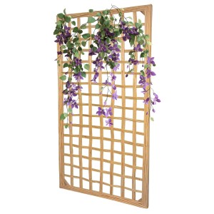 Drewniana kratka z fioletowymi kwiatami jako dekoracja do ogrodu lub na balkon.