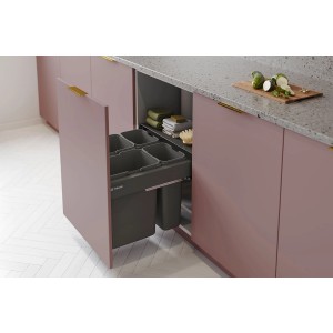 System segregacji odpadów kuchennych t.b.t. z szarymi pojemnikami.