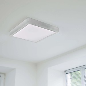Kwadratowa lampa sufitowa t.b.t. Plafony w kolorze srebrnym, zamontowana na białym suficie.