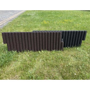 Brązowe i czarne obrzeże trawnikowe t.b.t. z tworzywa sztucznego w ogrodzie.