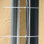 Białe opaski kablowe (368 mm) do łączenia kabli i przewodów na ścianie.