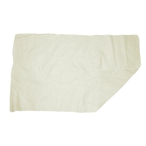 Kremowa osłona, odpowiednia jako pomoc ogrodnicza lub do przykrywania na zewnątrz.