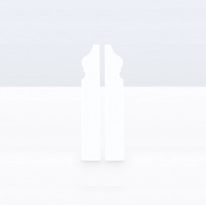 Białe listwy przypodłogowe t.b.t. z bliska.