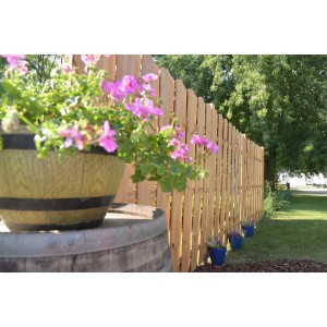 Drewniany płot w ogrodzie z doniczką. Kategoria: Ogrodzenia drewniane.