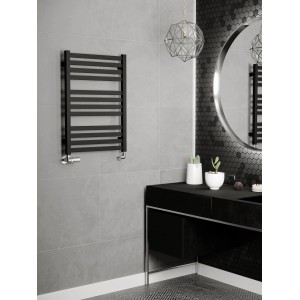 Czarny grzejnik t.b.t. w nowoczesnej łazience.