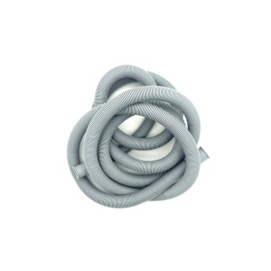 Szary, zwinięty wąż do pralki marki t.b.t.