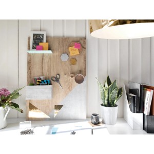 Dekoracyjna folia samoprzylepna z efektem drewna i betonu jako tablica na notatki na białej ścianie.