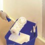 Niebieskie wiadro LUX Comfort 20 l z wałkiem i pędzlem, idealne do mieszania i nakładania farby.