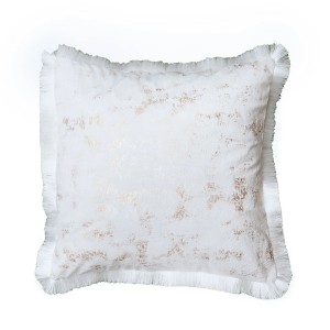 Dekoracyjna, biała poduszka t.b.t. z frędzlami i złotym wzorem.