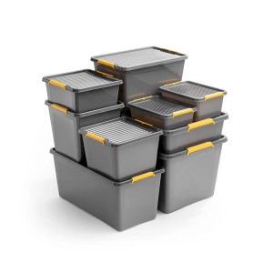 Ułożone w stos szare pojemniki do przechowywania t.b.t. w różnych rozmiarach.