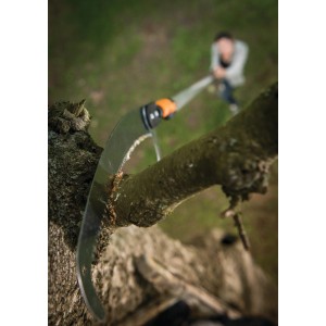 Piła do gałęzi w użyciu: Cięcie drzewa piłą modułową.