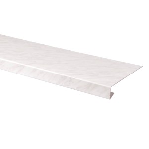 Jasny parapet okienny z efektem marmuru, odpowiedni do użytku wewnętrznego.