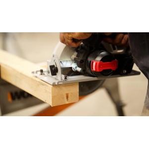 Akumulatorowa pilarka tarczowa Worx WX520.9 tnie kawałek drewna.