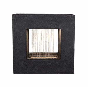 Nowoczesna fontanna ogrodowa t.b.t. w kształcie kostki z elementami wodnymi.